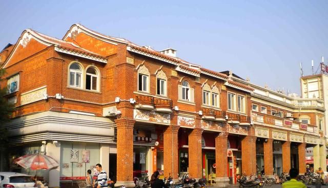 泉州这条老街1300多年历史,1700米长,每家门上的字有玄机