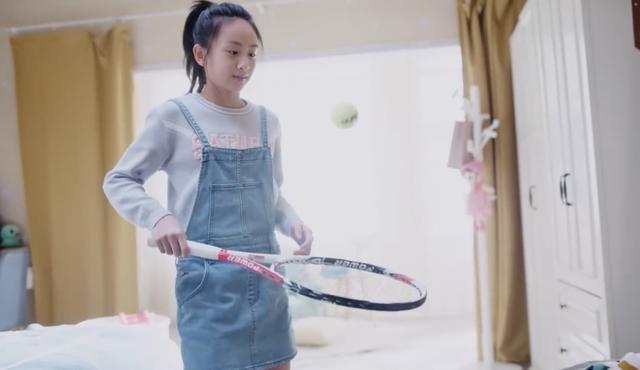 叶一茜晒森碟玩滑板车变追风少女,皮肤白皙,长腿纤细,元气满满