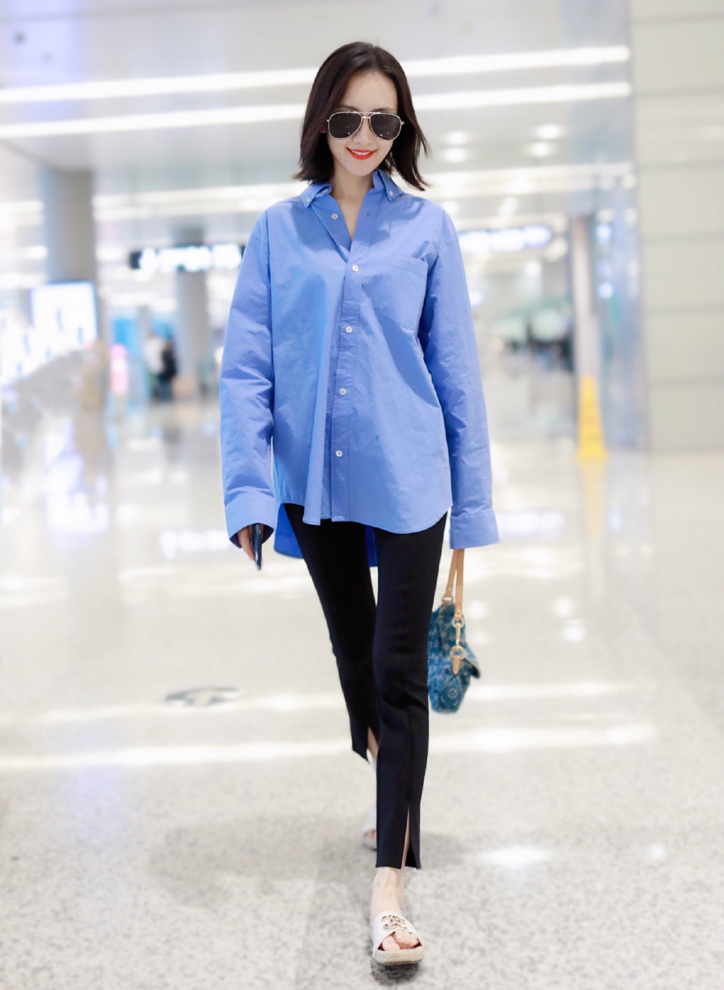 38岁王鸥秀"女团身材",穿露脐上衣配牛仔裤,秀长腿清新活力