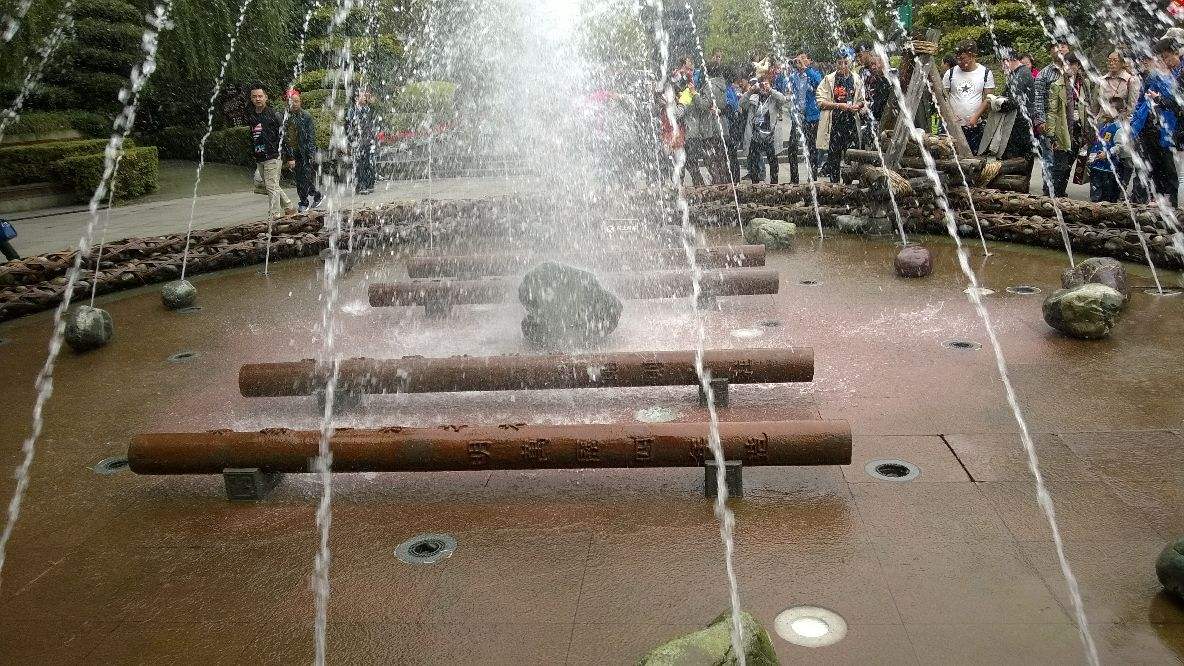 到了今天,都江堰卧铁仍然被埋在凤栖窝河岸的沙下,它们顺着河道方向