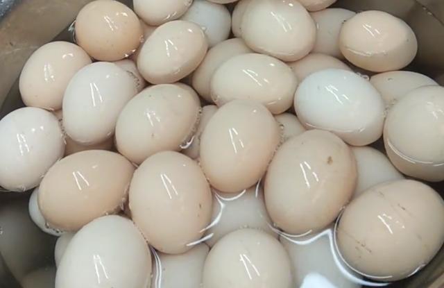 原来腌鸡蛋这么简单,掌握关键步骤,简单秘制一做,鸡蛋个个流油