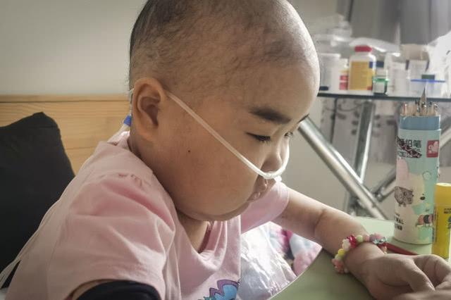 7岁"小萝莉"患重症4年样貌大变,今被医生禁食3个月瘦成皮包骨