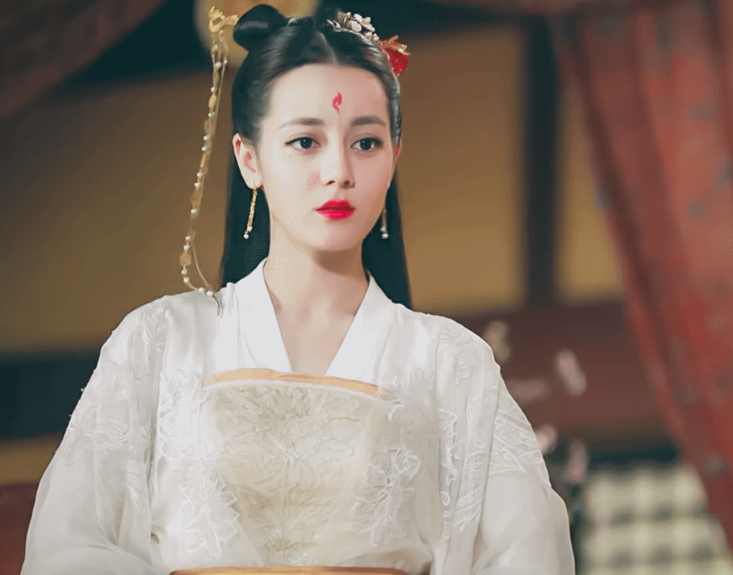 怪不得迪丽热巴从不演清宫戏,看到定妆照,这怎能不心动?