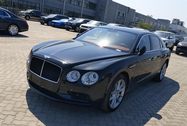 400万的宾利被阿姨用来晾白菜,车主无奈:你开心就好!