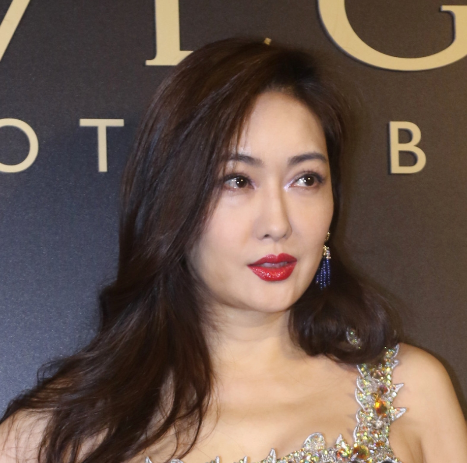 被孟广美气质迷住了,穿黑色斜肩连衣裙凹造型,52岁美得太惊艳