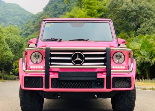 美女花2万元给家里的奔驰g500贴粉膜,父亲看车后无奈捂住了眼睛