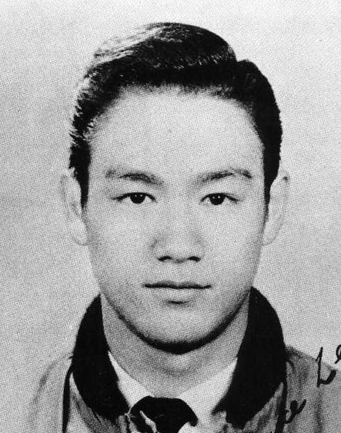 成名前的李小龙,取个女孩的小名,是个大近视|李小龙|李海泉|武馆_新浪