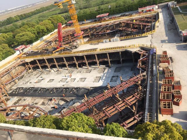 正文  据了解,预应力鱼腹梁钢支撑是由上弦杆,下弦杆,腹杆,桥架,三角