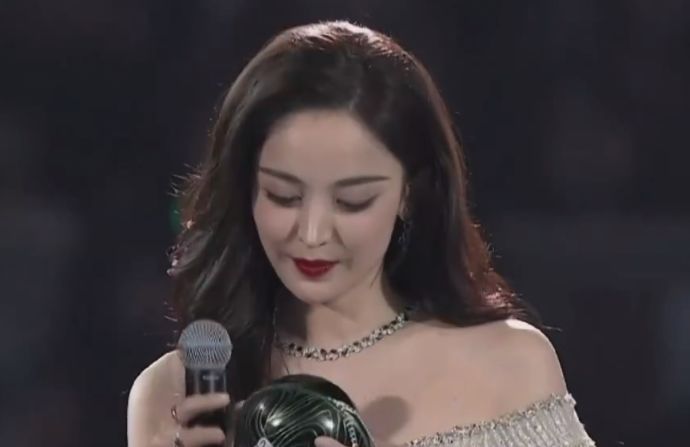 古力娜扎韩国颁奖图片