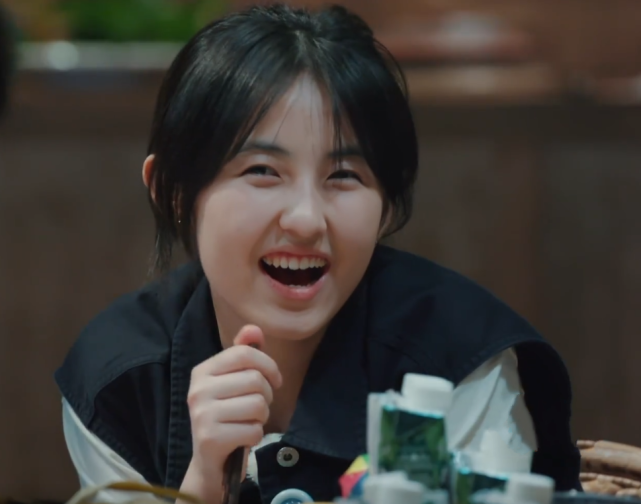 为啥张子枫总爱露齿?当她张嘴大笑那刻,看清牙龈形状,观众懵了