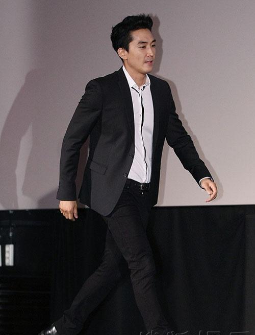 宋承宪自带贵族公子气质,穿白色西装儒雅帅气,年纪越大越有魅力