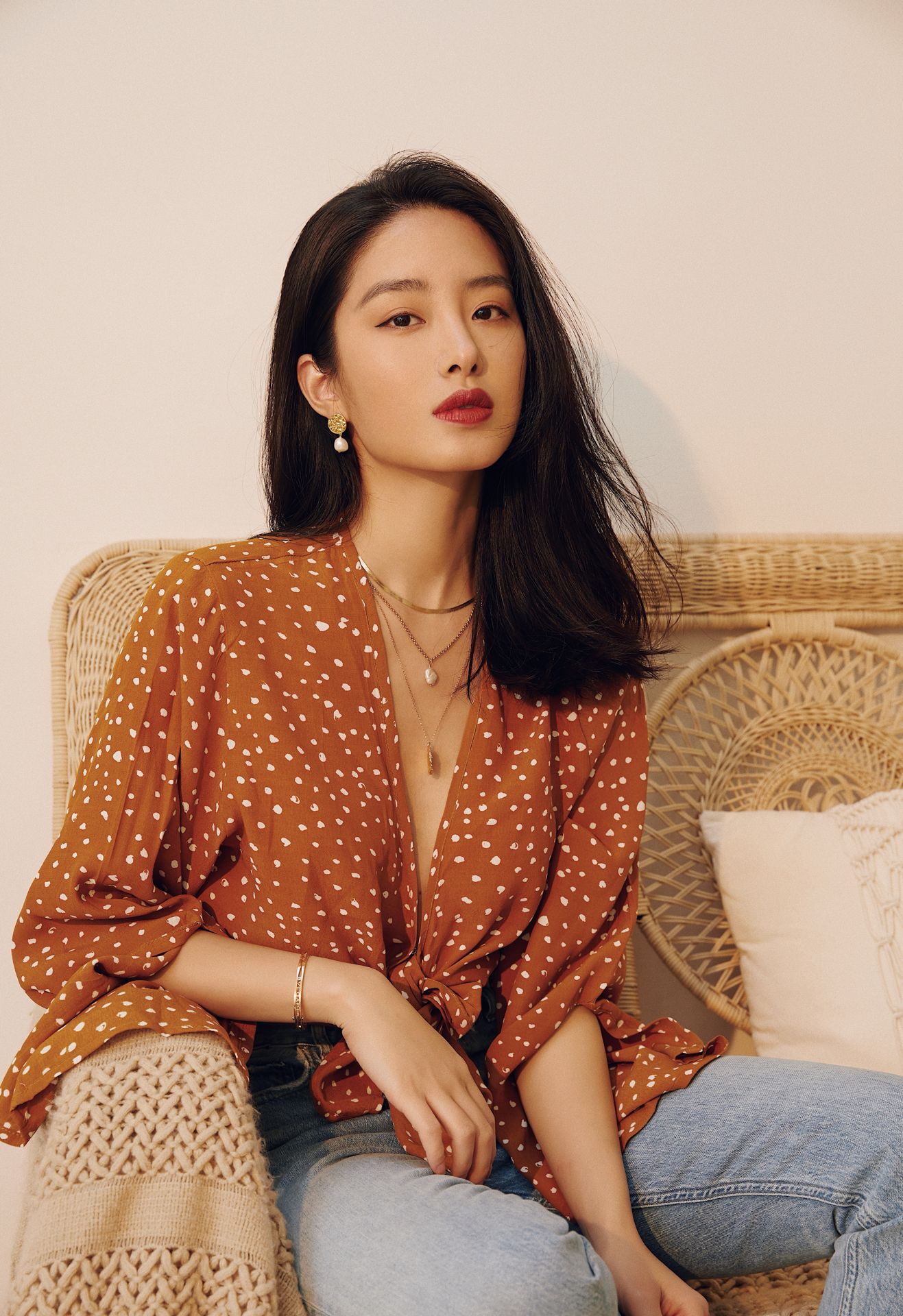 初夏穿搭,穿杨采钰的波点衬衫不错,种草啦