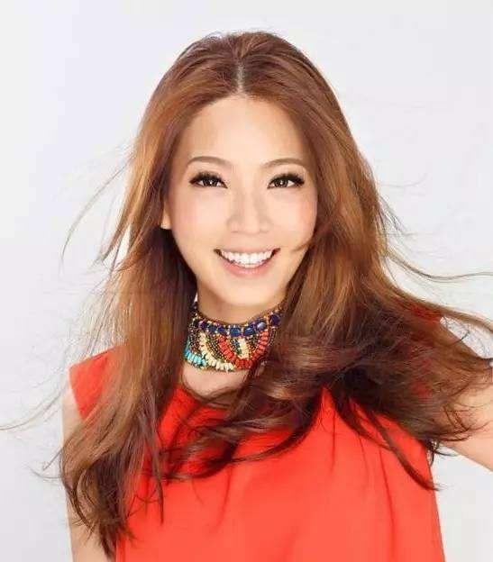 知名女歌手谎报年龄?简介写29岁,同学爆料称她真实年龄已41