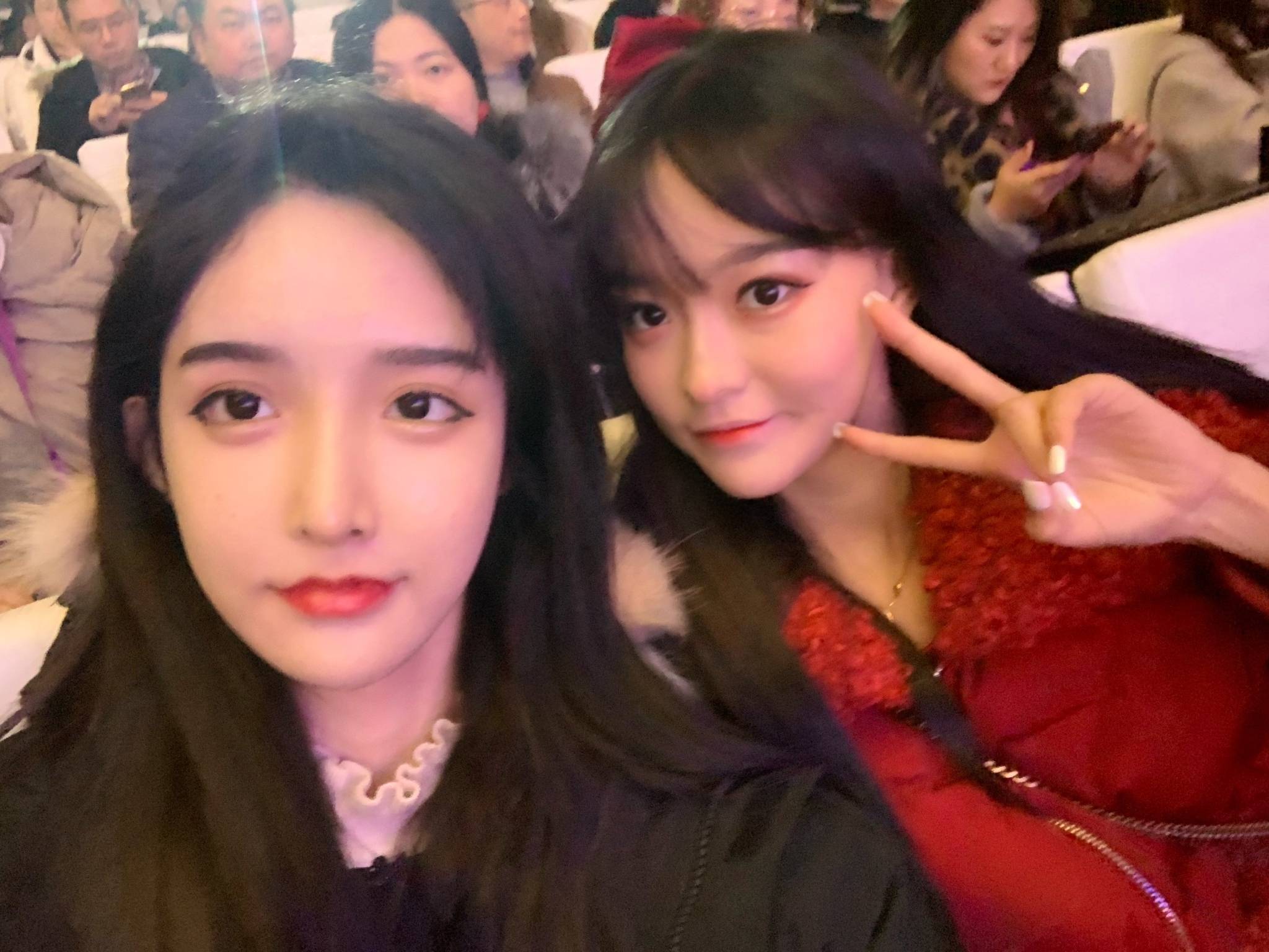 和闺蜜合照被嘲1个医生整的,彻底成了网红脸