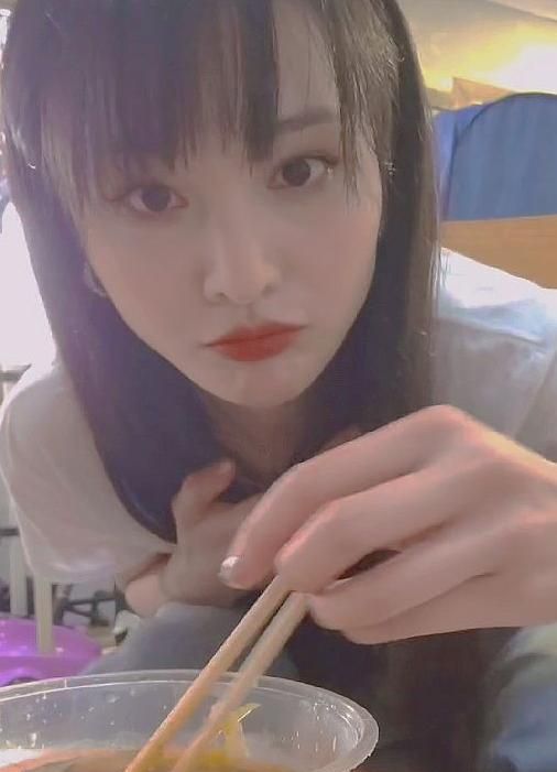 郑爽给粉丝福利做吃播,看清她吃的什么东西