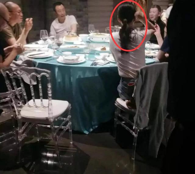 这也不是范冰冰第一次跟华谊的人接触了,去年范冰冰还跟华谊一众大佬