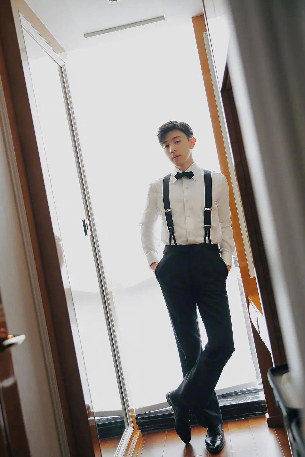 184cm邓伦身材太惹眼!奢华宫廷风上线,黑色长裤盖不住大长腿