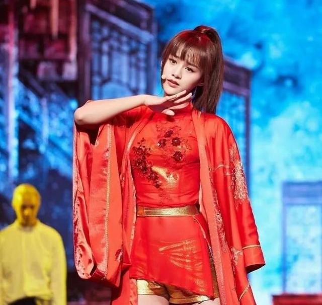 安悦溪太拼了,穿2cm短裤红衣热舞,转身提胯那刻:美呆了