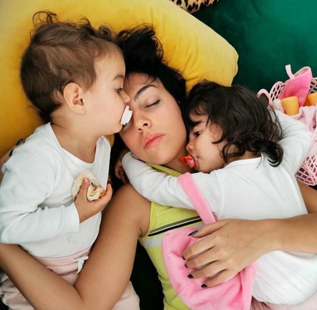 c罗离七个孩子目标又近一步?女友乔治娜腹部微微隆起,似乎有了