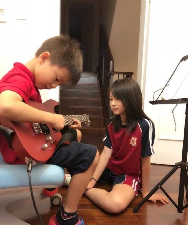 森碟滑滑板变身追风少女鹅蛋脸甜美可爱