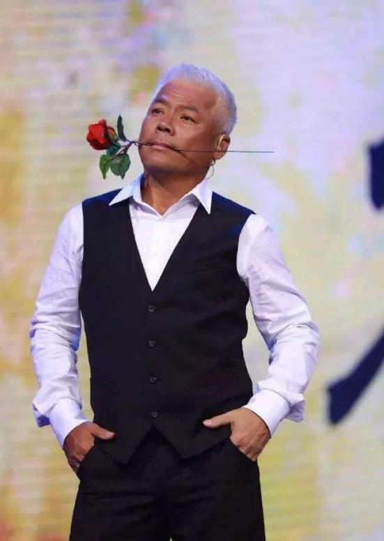 他是乐坛的大佬,事业有成娶得美娇妻,如今57岁的他成人生赢家
