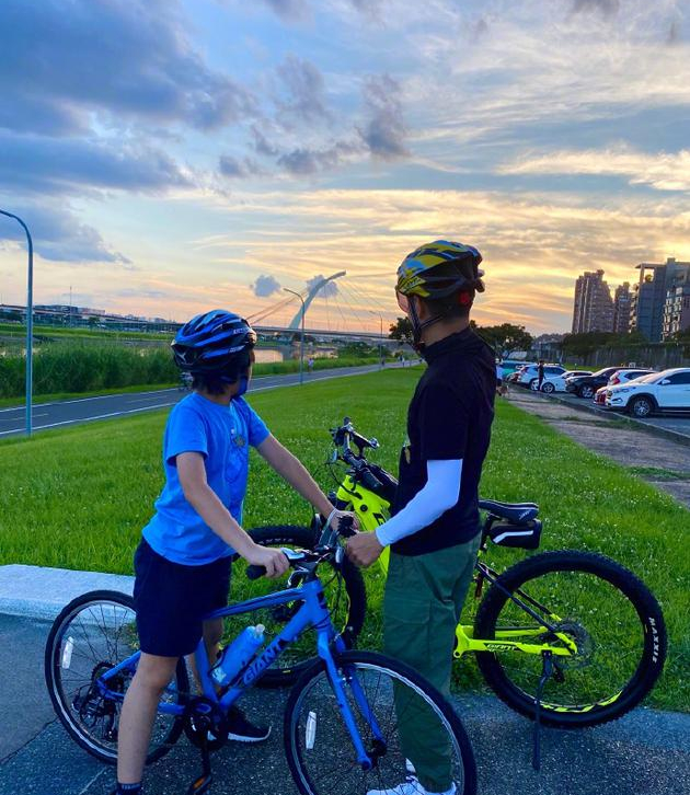 林志颖晒与kimi骑车照 父子俩在夕阳下超温馨