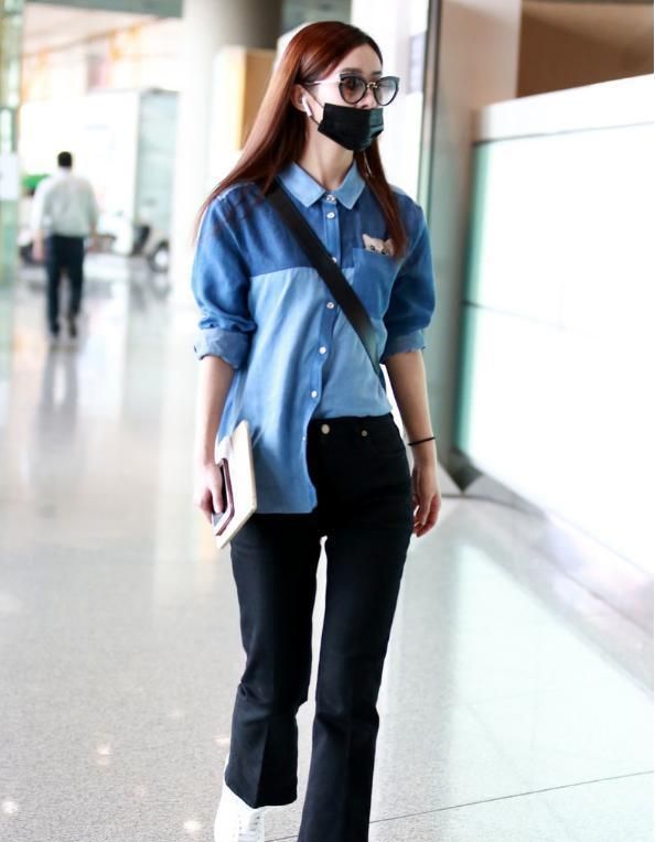 赵丽颖气质好"清纯",衬衫口袋里"装小猫",真是又嫩又可爱