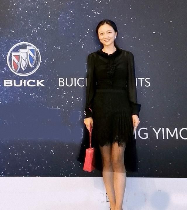 38岁陈婷穿黑白撞色裙随张艺谋参加活动