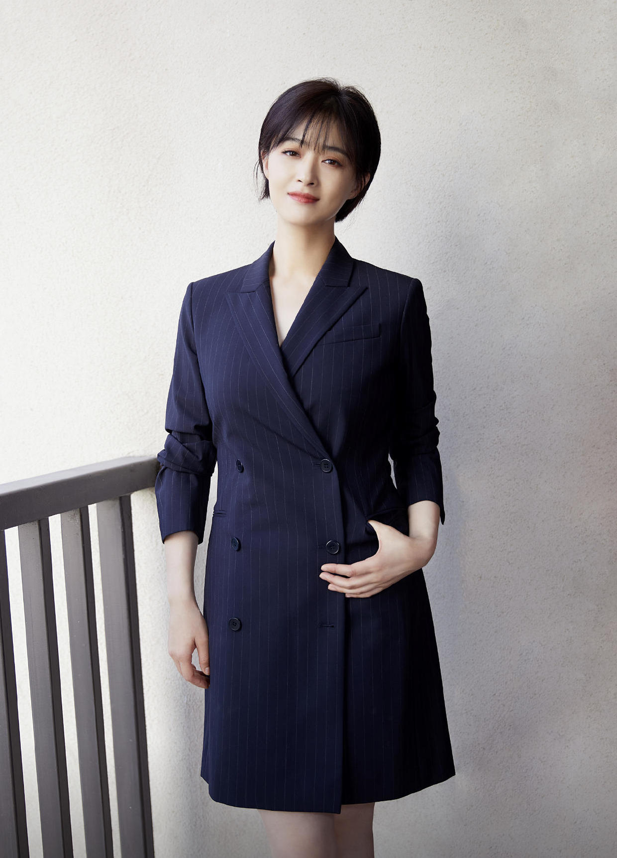 蒋欣终于穿对一次!印花衬衫搭配牛仔短裤清爽简约,一点也不显壮