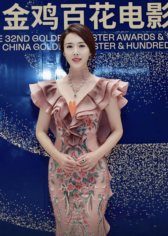 颜丹晨走红毯惊现"括号臀",一袭深v领玫瑰金连衣裙,高级华丽