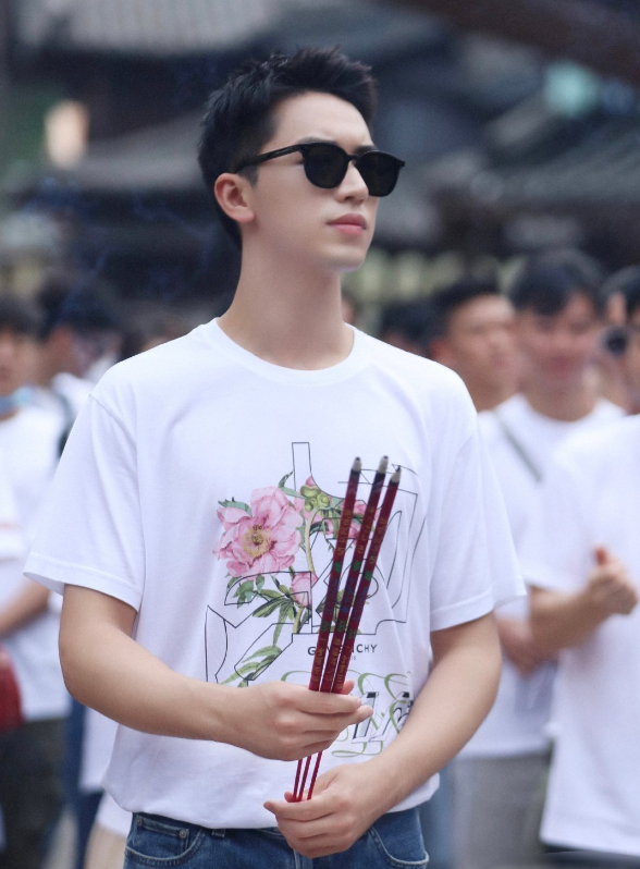 除此之外据说这部剧的导演还是去年爆火的《陈情令》导演之一陈家霖