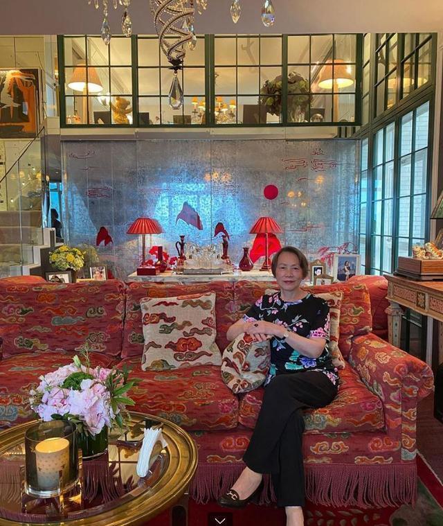 53岁周海媚享受富豪生活,豪华别墅面积大,有保姆专门整理储物柜