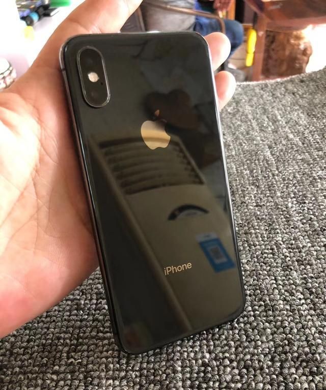 这是一台黑色的iphonexs,从手机的背面来看,该机器成色还不错,没有