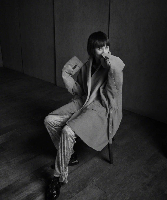 袁泉好气质哪里来的?西装风衣无缝对接,却美得刚刚好!