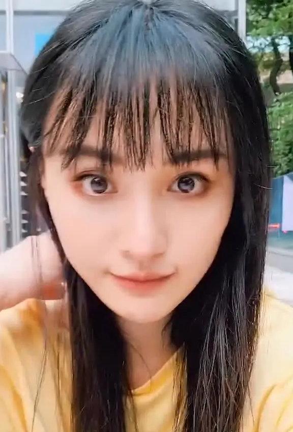 郑爽坐街边自拍颜值超高,人字拖成亮点?细数小爽的不羁画面