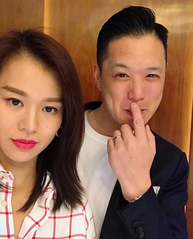 胡杏儿老公带大儿子逛动物园,奕霆给羊驼喂食,开心合影萌态十足