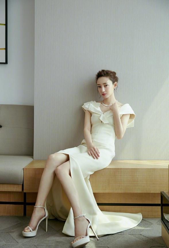 踩着一双白色的高跟鞋,这种一体的白色也就只有王丽坤的气质,能够驾驭