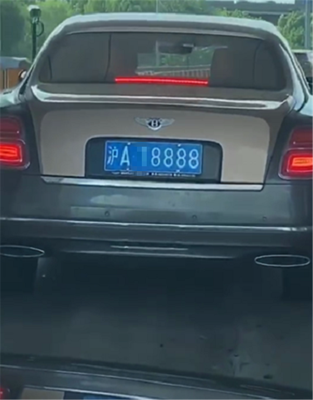 "古色双拼"宾利慕尚,沪a牌,牌号8888,车主好孩子集团董事长