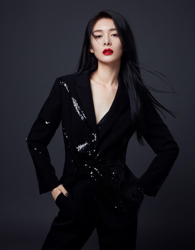傅菁好性感,黑色v领吊带秀白嫩肌肤,配西装红唇a爆了