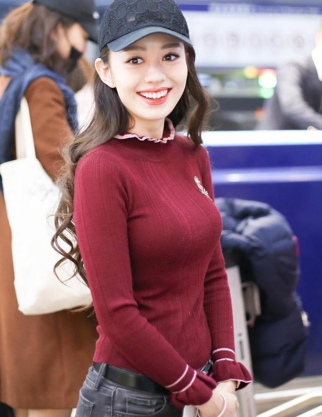 郎朗老婆吉娜晒美照黑色束腰连衣裙纤细蚂蚁腰加大长腿超吸睛