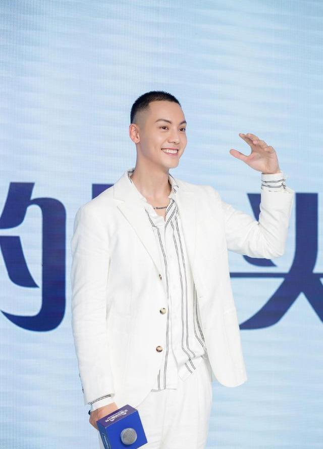 陈伟霆真的越来越帅寸头搭白t清爽俊朗笑起来简直如漫画少年