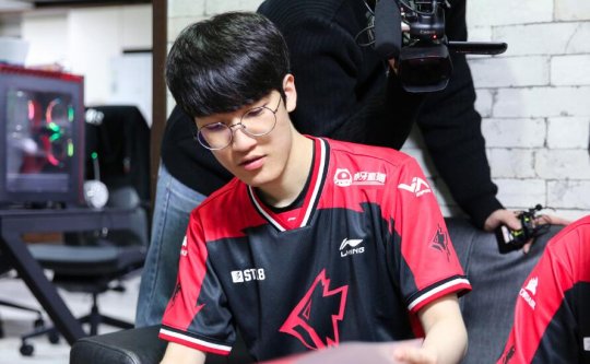 GRF官宣三名选手离队，毒瘤依旧留队？网友喊话泰山：快去VG吧