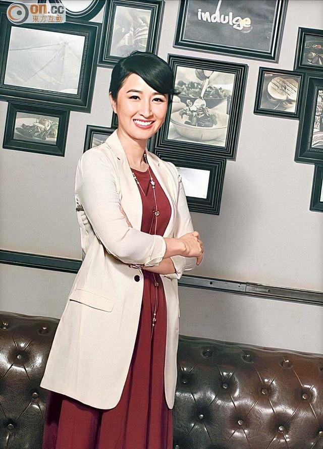 关咏荷55岁又怎样?穿白色连衣裙配波波头亮相,好气质不惧时间