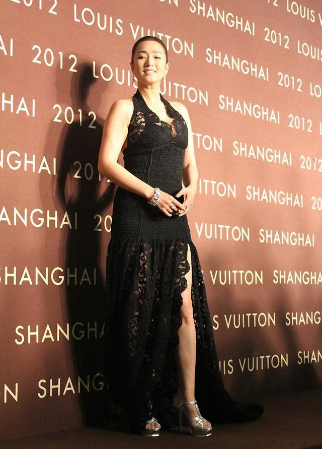 巩俐穿白色连衣裙太紧身,一时疏忽被"呼啦圈"赘肉缠腰,太尴尬