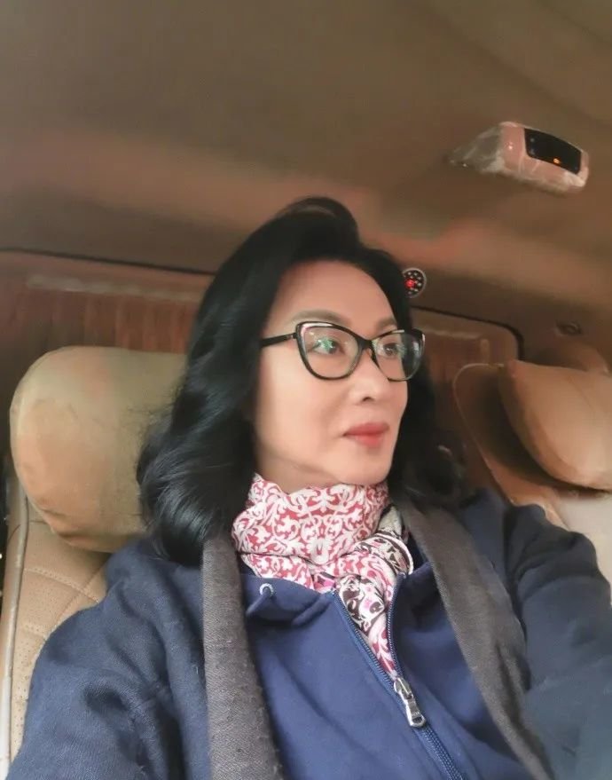 金星素颜直播自夸是纯天然美女郑爽未修图曝光被疑有整容后遗症