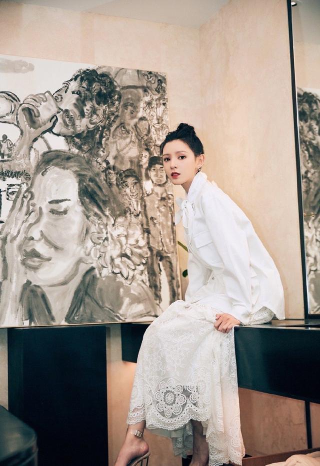 不愧是王思聪前女友中最出名了,张予曦衬衫配蕾丝裙,气质好优雅