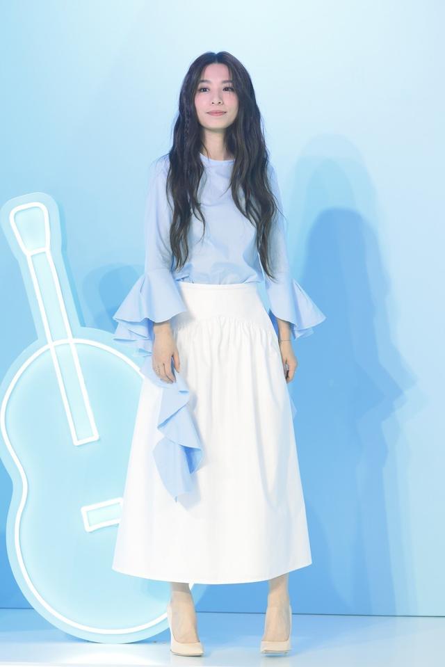 田馥甄身穿蓝色花边上衣,搭配白裙嫩回少女