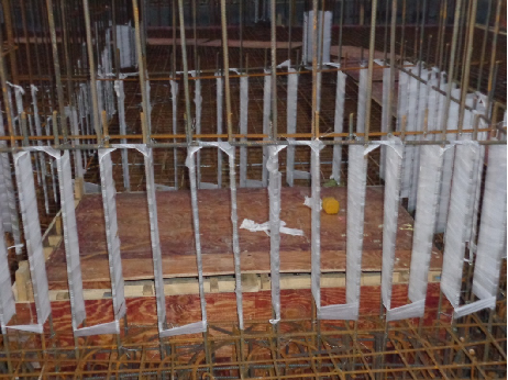 高差处(阳台,厨房,卫生间)采用角钢加工矩形吊模固定墙柱质量检查标