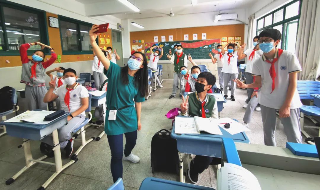 【最新】今天又有一批同学返校,来看师生们的自拍留念|实验小学_新浪