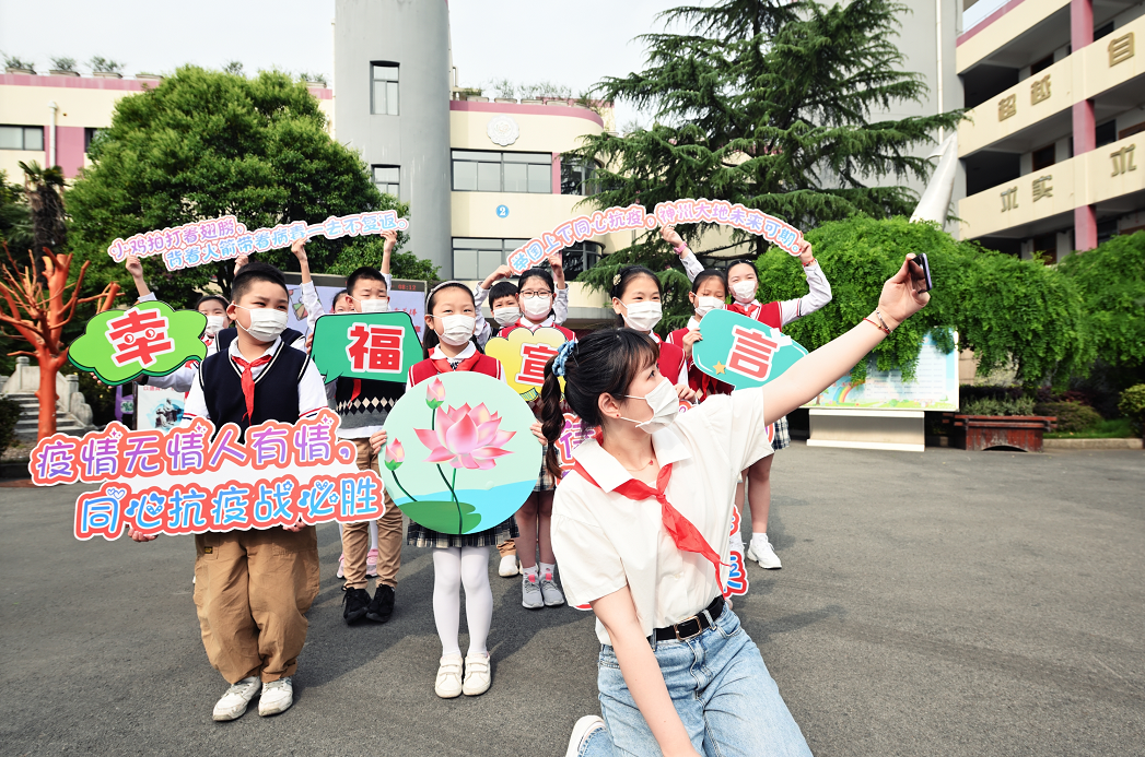 【最新】今天又有一批同学返校,来看师生们的自拍留念